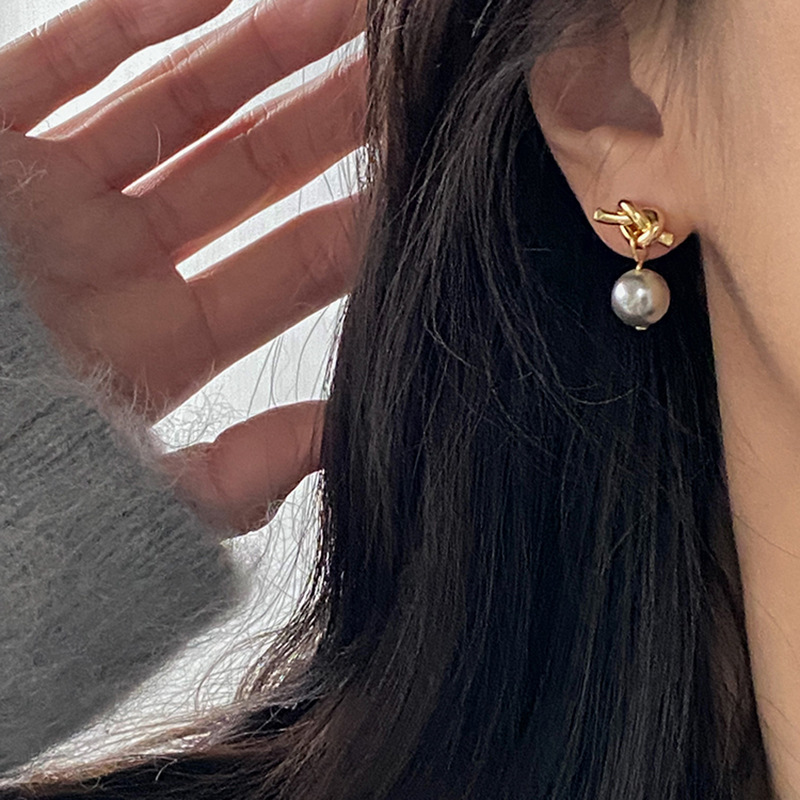 Korean style niche design gray pearl knotted earrings for women, cool style, fashionable temperament, versatile and high-end earrings