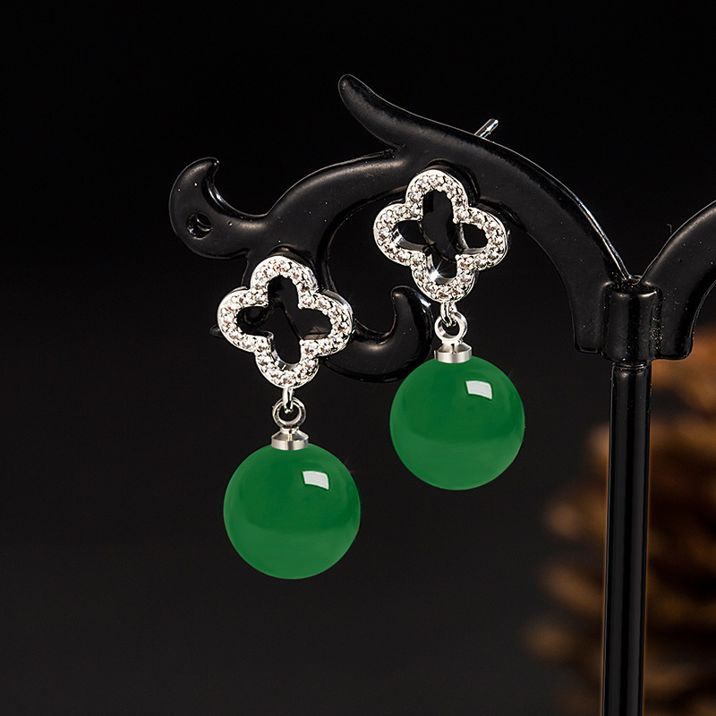 Retro ethnic style earrings, feminine, simple, lucky four-leaf clover, green agate earrings, green chalcedony ball earrings