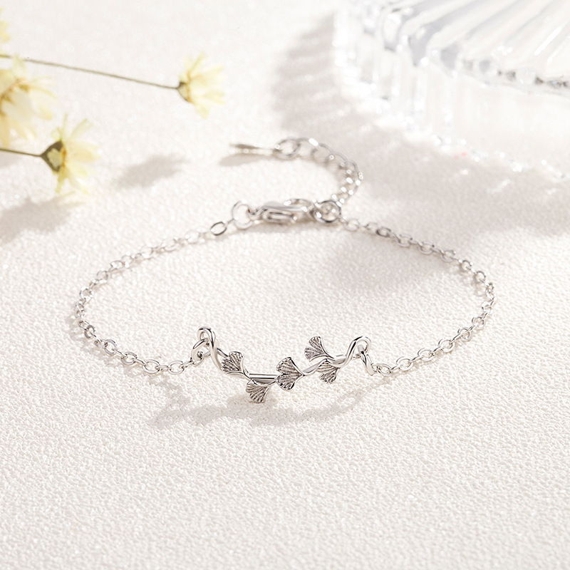 Korean version of small fresh forest-style ginkgo leaf bracelet for women, simple and versatile student ginkgo leaf bracelet, fashionable and personalized jewelry