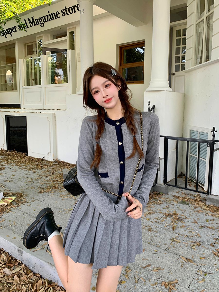 Xiaoxiangfeng long-sleeved contrasting color knitted cardigan high-waisted pleated A-line skirt for women autumn new fashion daughter suit