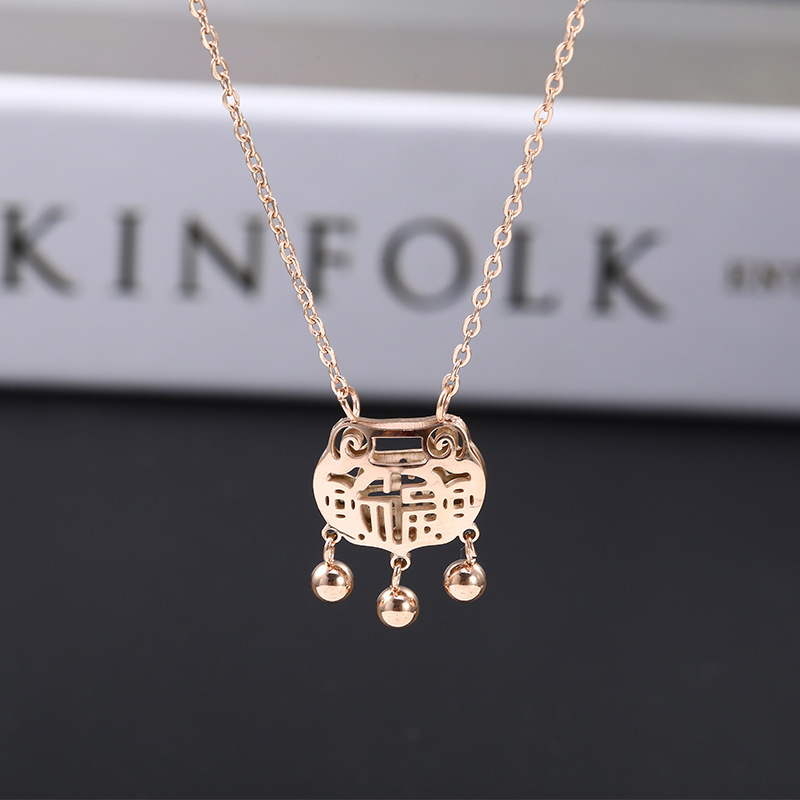 Japanese and Korean version of simple good luck and good luck lock titanium steel gold-plated short necklace female clavicle chain for girlfriend and best friend