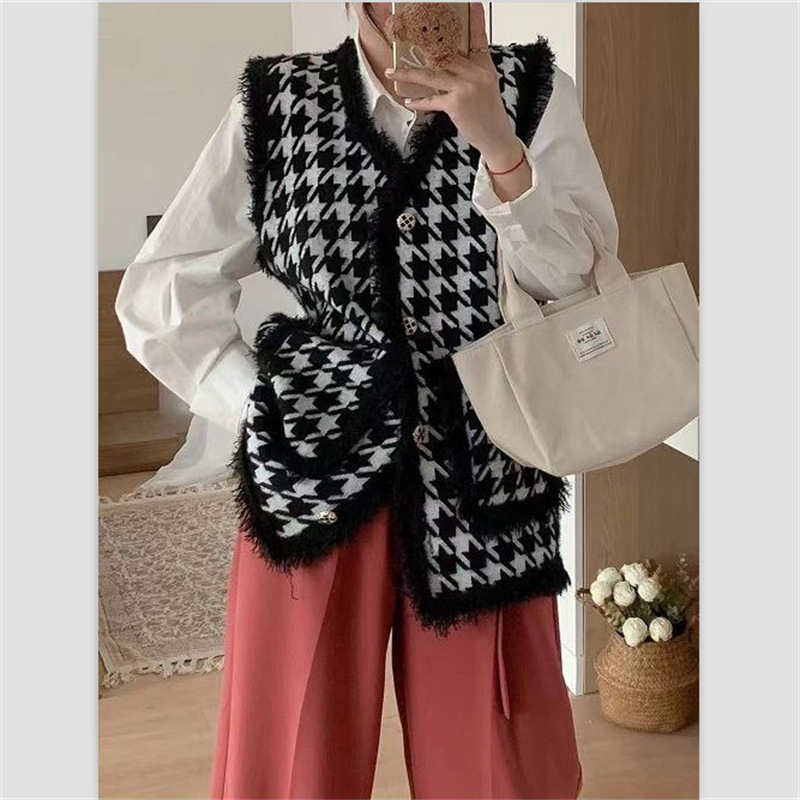 Temperament houndstooth small fragrant style vest 2023 new autumn retro loose black and white stitching sleeveless sweater women's trend