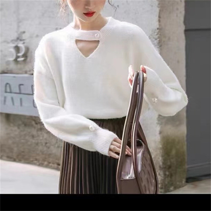 Halterneck V-neck bottoming shirt for women in spring, fashionable and slim-fitting inner knitted sweater, discreet hollowed-out collarbone-exposing top