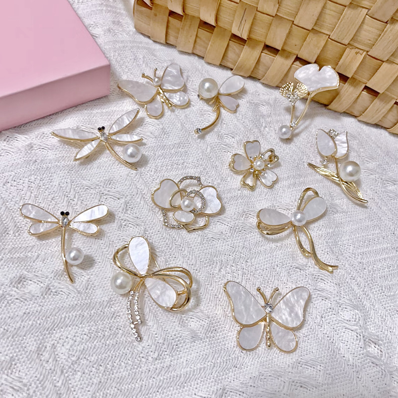 High-end butterfly anti-fritillary brooch, pearl anti-exposure brooch, corsage pin, factory wholesale clothing accessories