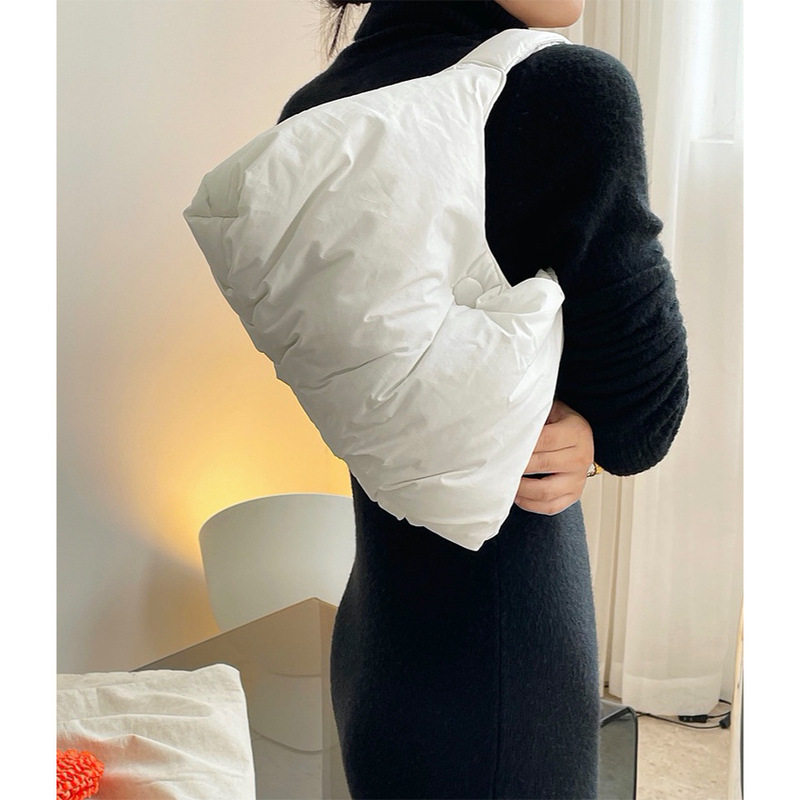 Autumn and winter new Korean design fashionable cloud quilted armpit bag soft and warm shoulder bag clutch bag for women