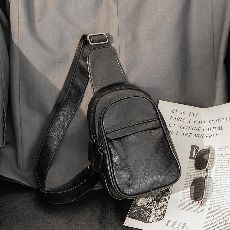 New young men's small bag, simple outdoor shoulder bag, new small backpack, trendy street leather small chest bag