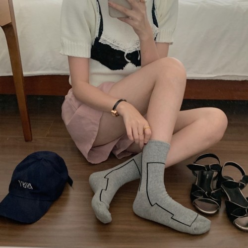 Summer simple vertical stripes high elastic texture mid-calf sports socks for men, socks for women, white line geometric trendy socks