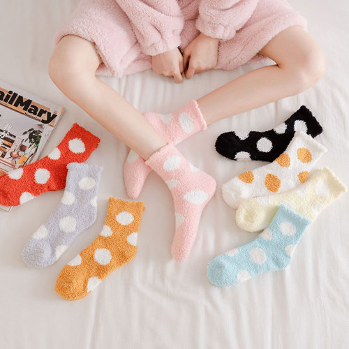 21 coral velvet socks for women in autumn and winter, warm thickened terry mid-calf socks, Japanese style cute polka dot home floor socks for women