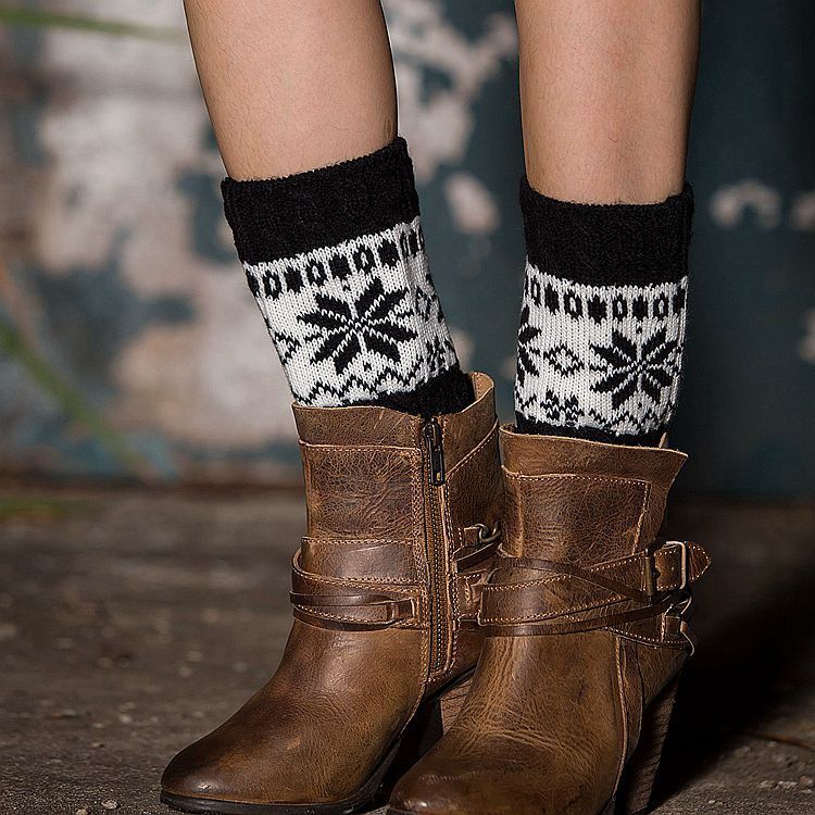 European and American knitted boot covers woolen foot covers leggings covers autumn and winter contrasting color matching short Christmas snowflake socks