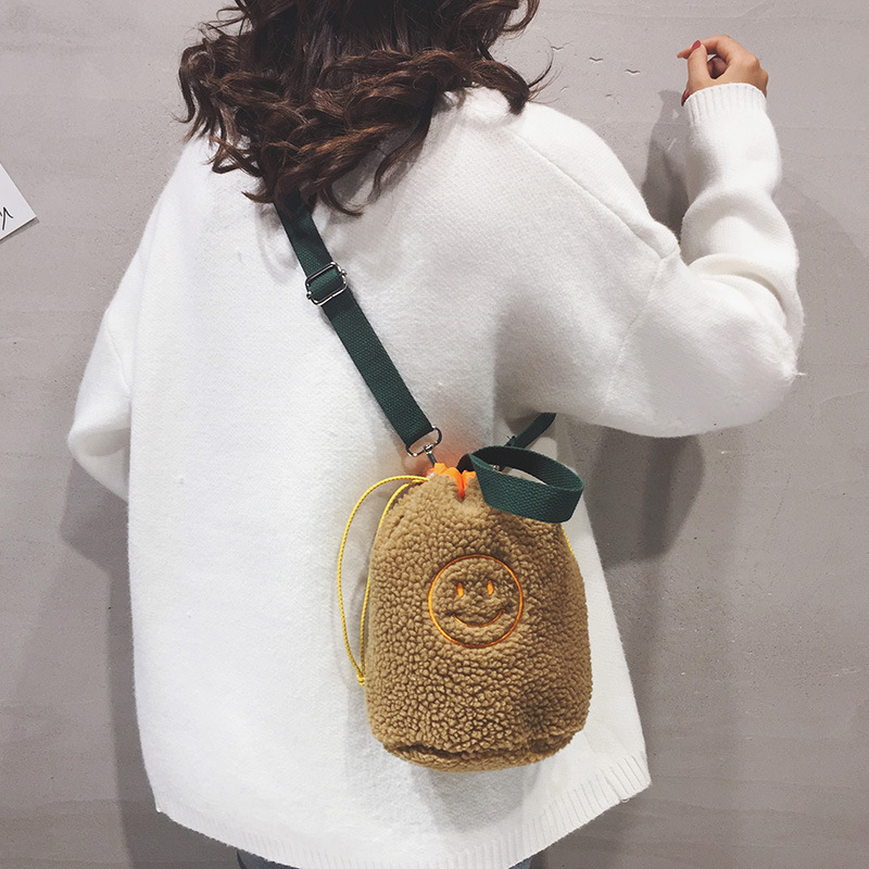 Autumn and winter new lamb velvet cute crossbody bag simple smiley face versatile ins shoulder bag portable bucket bag crossbody bag