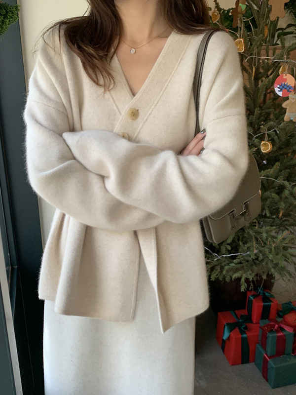 Fashionable soft waxy knitted diagonal button sweater for women winter new niche design v-neck irregular waisted sweater