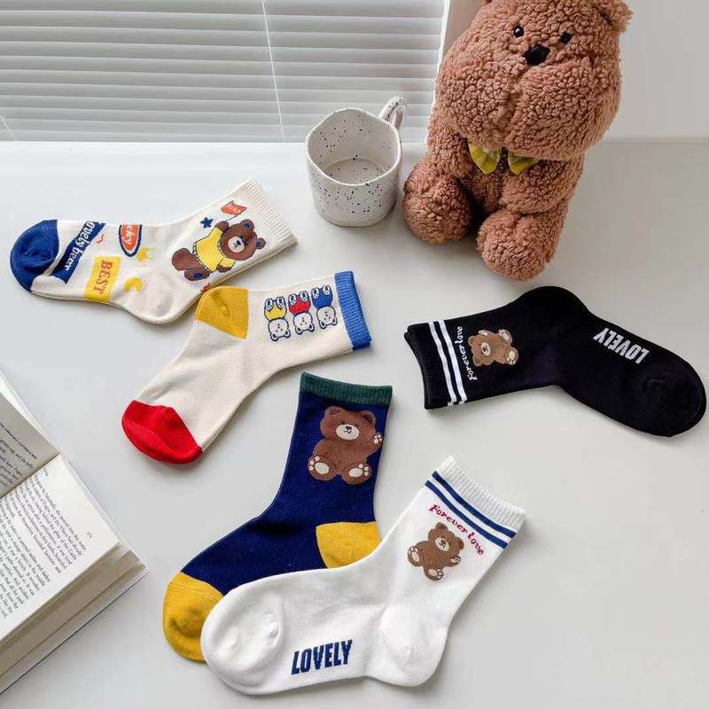 Bear Japanese rainbow socks for female students in autumn and winter. Cute color block letters pile socks jk white mid-calf socks