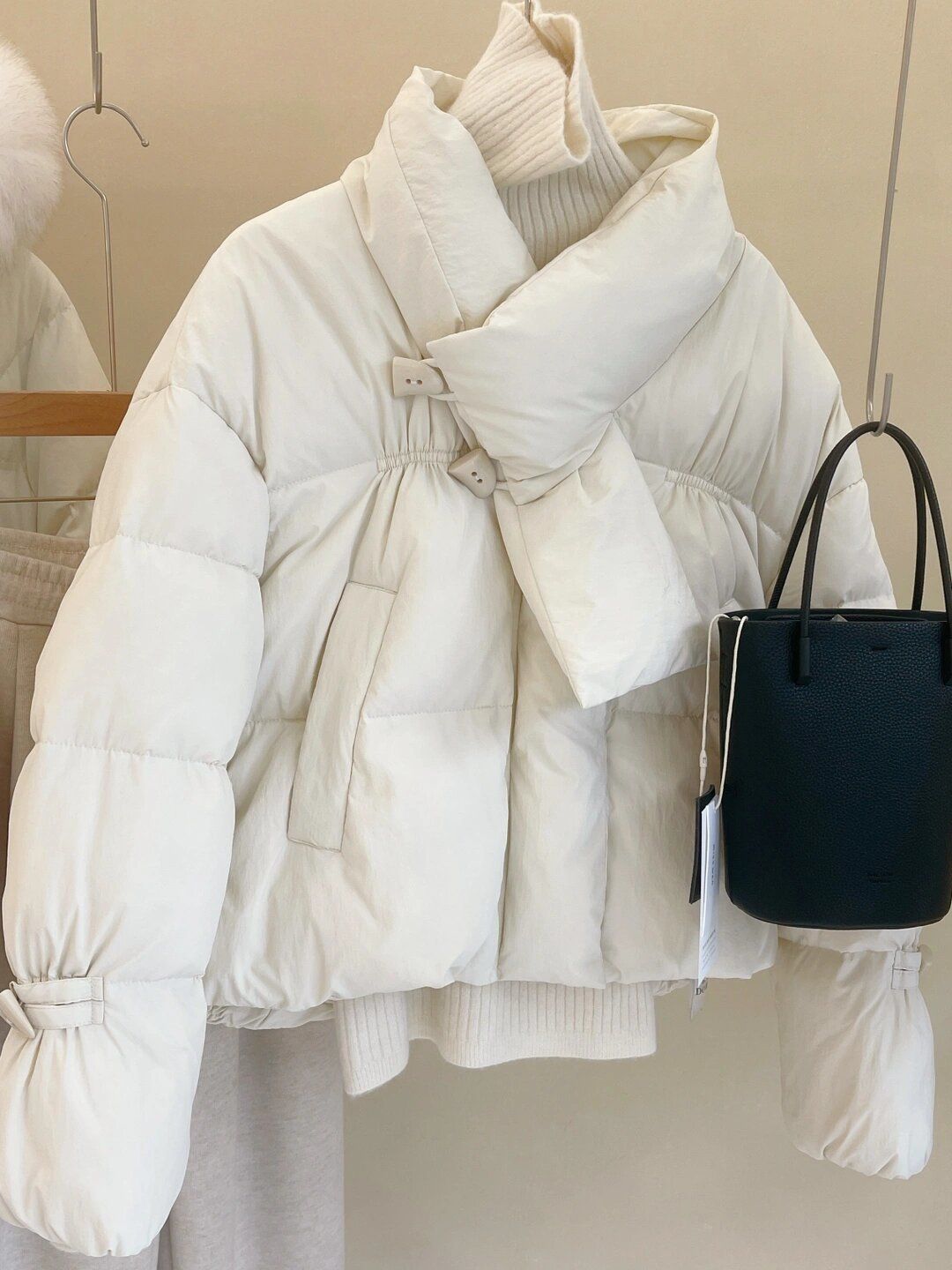 Korean-style outfits for small, stylish, white cotton-padded clothes for women. New winter style, super nice-looking, light and warm jacket.
