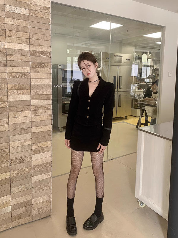 Xiaoxiangfeng suit, black suit jacket, women's autumn and winter Korean drama outfit, a complete set of short hip-hugging skirt two-piece set