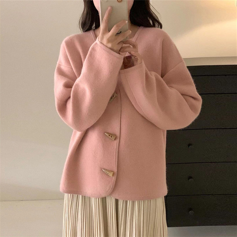 Soft waxy V-neck horn button knitted cardigan for women, loose, lazy style, solid color, women's outer wear, gentle style sweater jacket for women