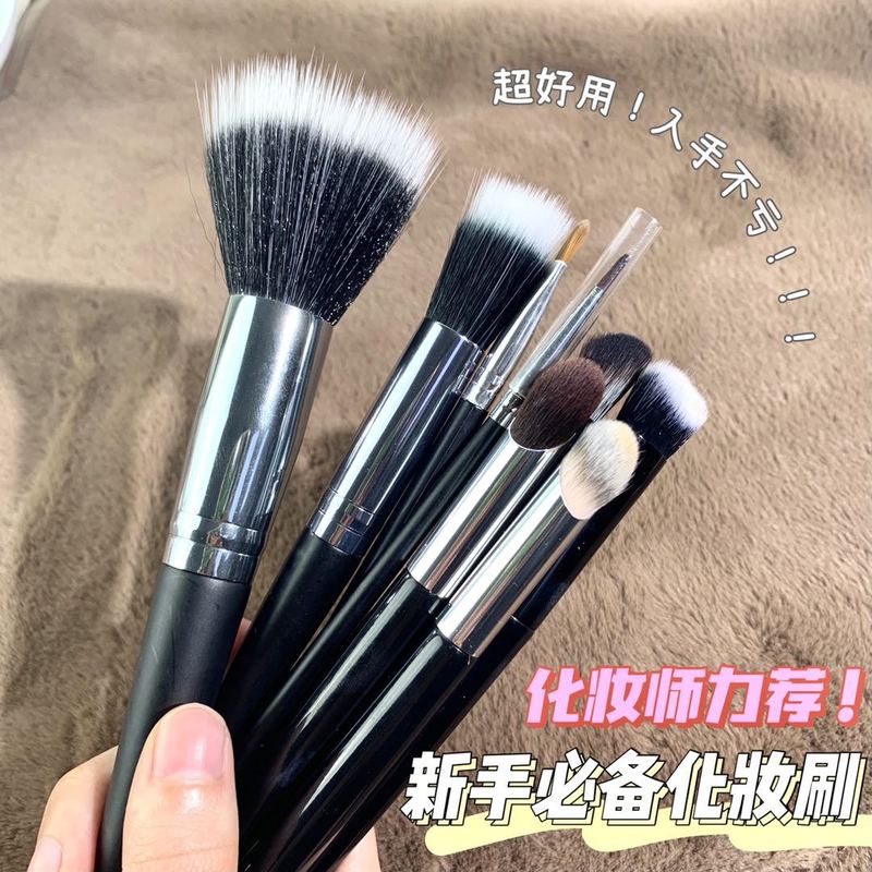 xixi local concealer brush covers dark circles, small blemishes and details, nose shadow and blush brush head, soft bristles that do not scratch the face
