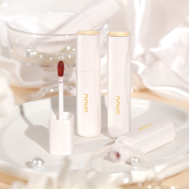Novo5913 lip glaze has a silky texture, matte and matte, easy to apply, shows complexion, natural whitening, not easy to fade, affordable price
