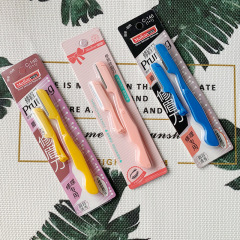 Marianne Foldable Eyebrow Trimmer Contains 1 eyebrow razor + replaceable blade