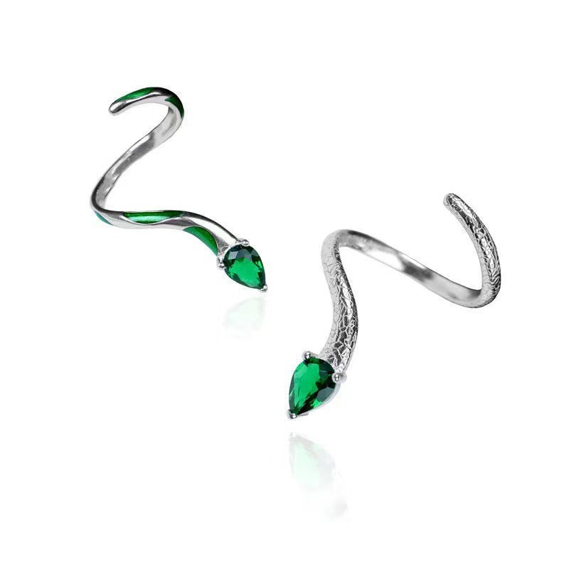 The new snake house girl's smart pet on her fingertips, the original Slytherin green snake knuckle ring