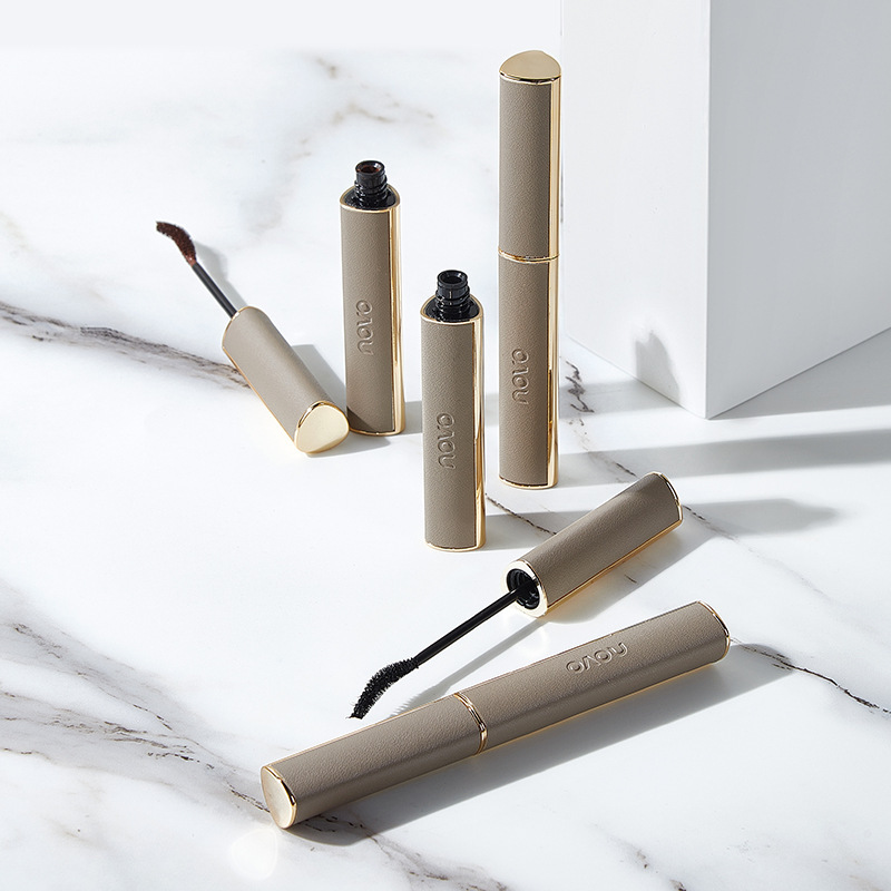 NOVO natural long and curling mascara is naturally smooth and the crescent brush head fits the eye shape, is waterproof, quick-drying and does not clump