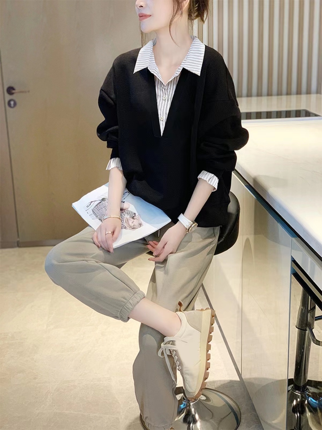 Striped splicing fake two-piece sweatshirt for women without hood, this year's popular chic niche design 2023 spring new style European goods