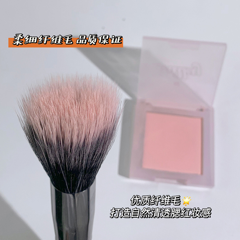 xixi blush stippling brush with double-layer fiber hair to pick up powder evenly and softly without irritating the face. Blush brush with long hair and short hair.