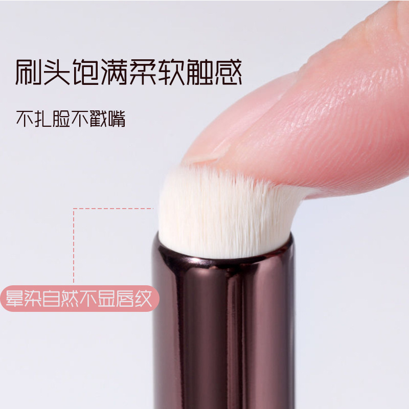 Round-headed single-piece lip brush with full, dense bristles that won’t scratch your face. Portable blending makeup brush.