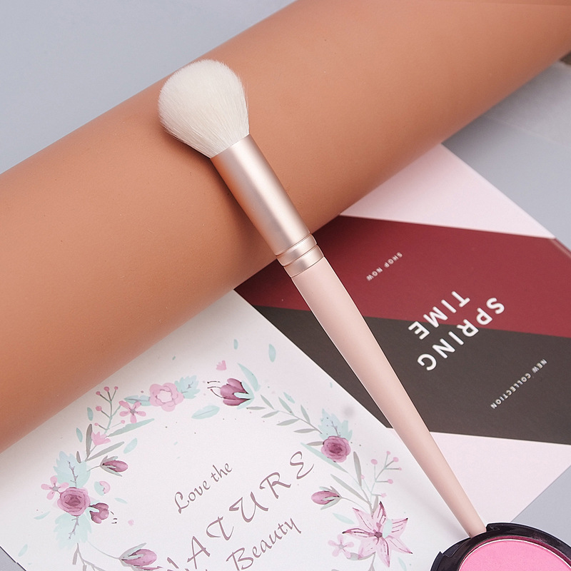 New homemade wool fine peak blush brush powder brush highlight brush portable