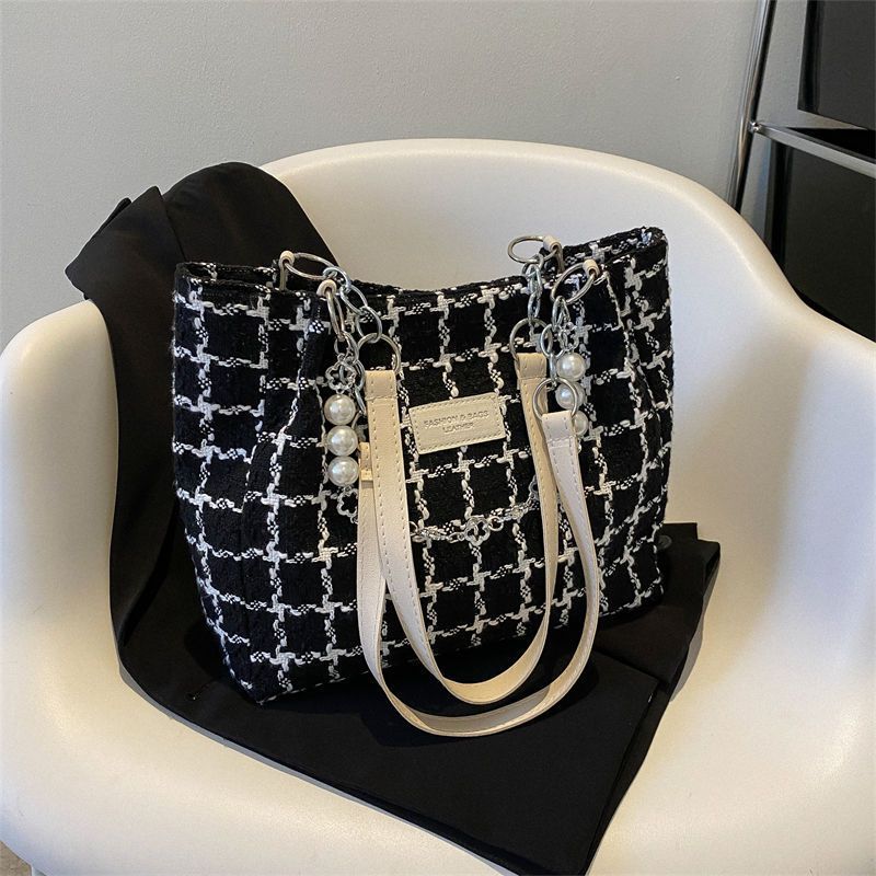 2024 New Large Capacity Contrast Color Simple Exquisite Letter Fashion Pearl Chain Commuting Versatile Shoulder Tote Bag