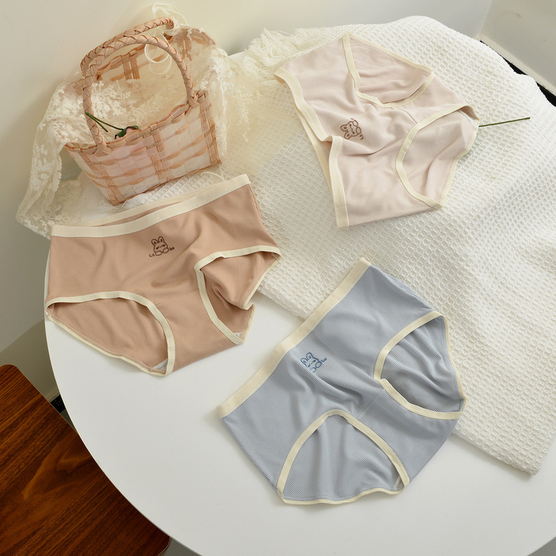 C300 Japanese new style threaded bunny simple and cute seamless glue-covered hip girls mid-waist triangle underwear