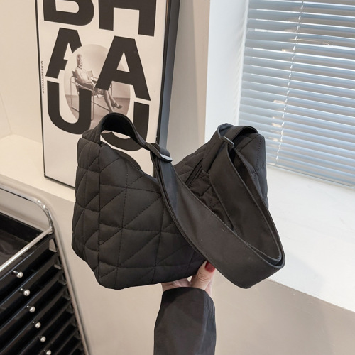 Fashionable Large Capacity Pillow Bag Women's Bag Winter New Fashion Fashion Handbag Simple Casual Handbag
