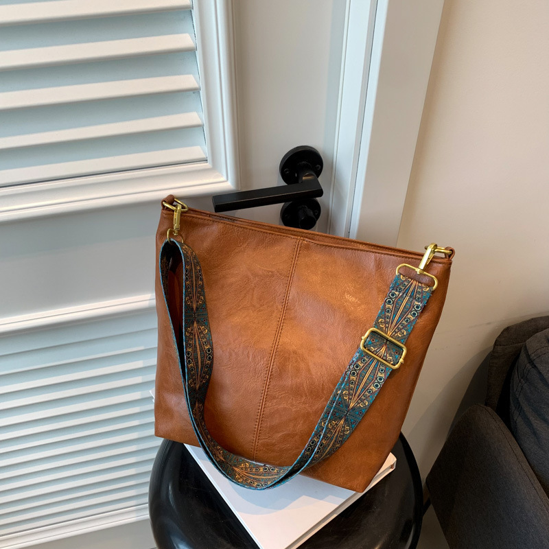 Commuting large capacity fashionable summer single shoulder crossbody women's bag texture PU new style foreign style shopping bag large bag trend