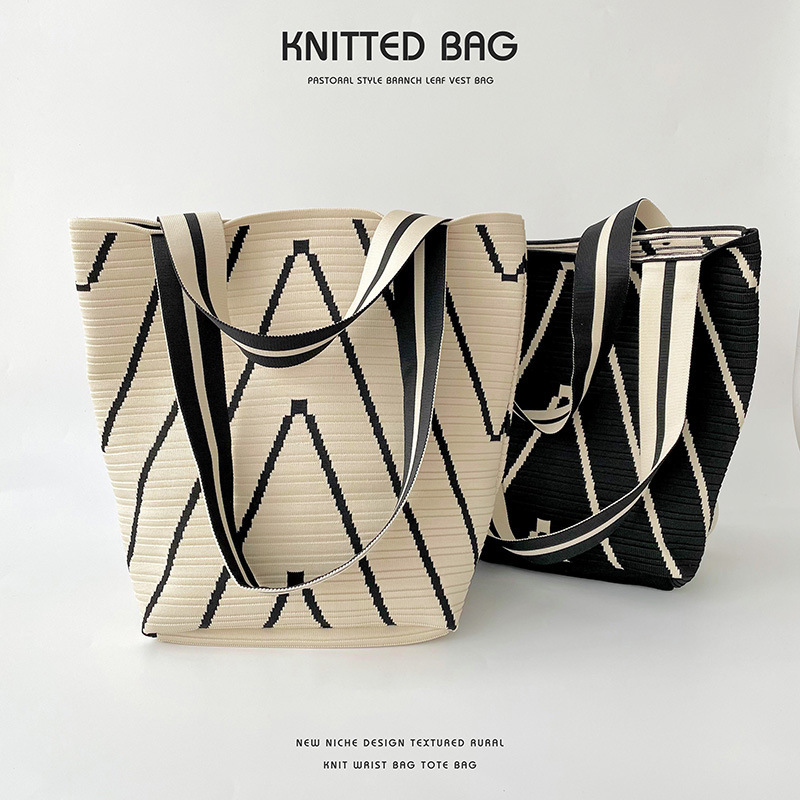 Korean style niche design corrugated double-sided knitted shoulder bag large capacity armpit bag casual and versatile commuting bucket bag
