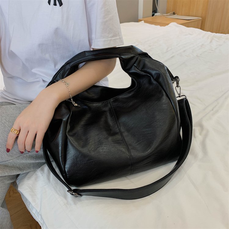 Casual soft-surface large-capacity bag for women in autumn and winter, popular versatile crossbody bag, commuting handheld tote bag