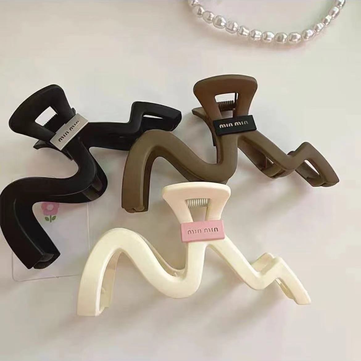 Autumn and winter irregular grab clips large shark clips niche high-end hair clips 2023 hair clips for the back of the head