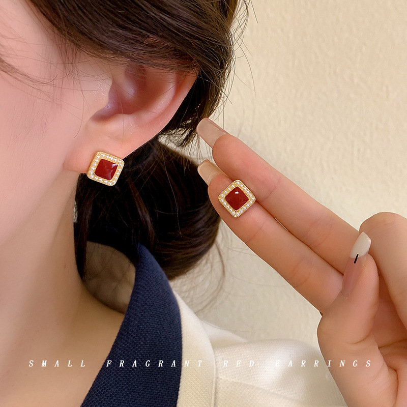 Retro red square earrings for women, high-end niche design earrings, new style, light luxury earrings