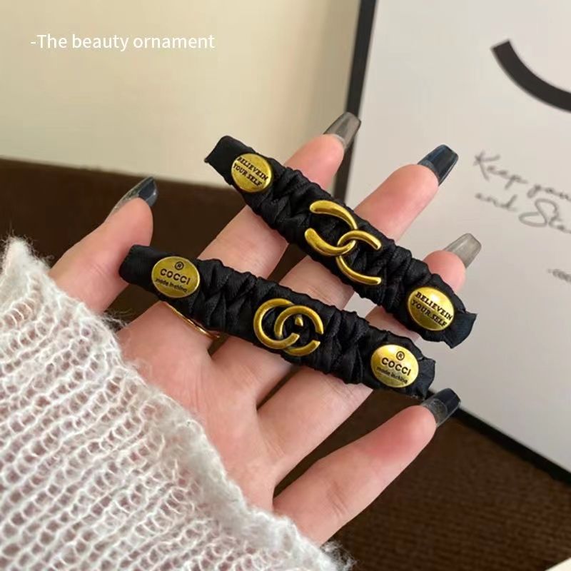 Wrinkled alloy letter double C hair clip light luxury temperament metal edge clip broken hair clip advanced 2023 new bangs clip