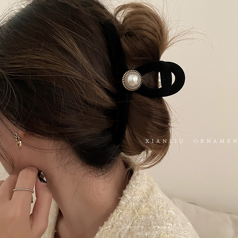 Black grabber clip on the back of the head, large pearl hairpin, Internet celebrity new high-end autumn and winter shark clip headwear
