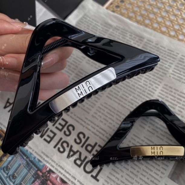 Maillard style niche design simple letter black hair gripper