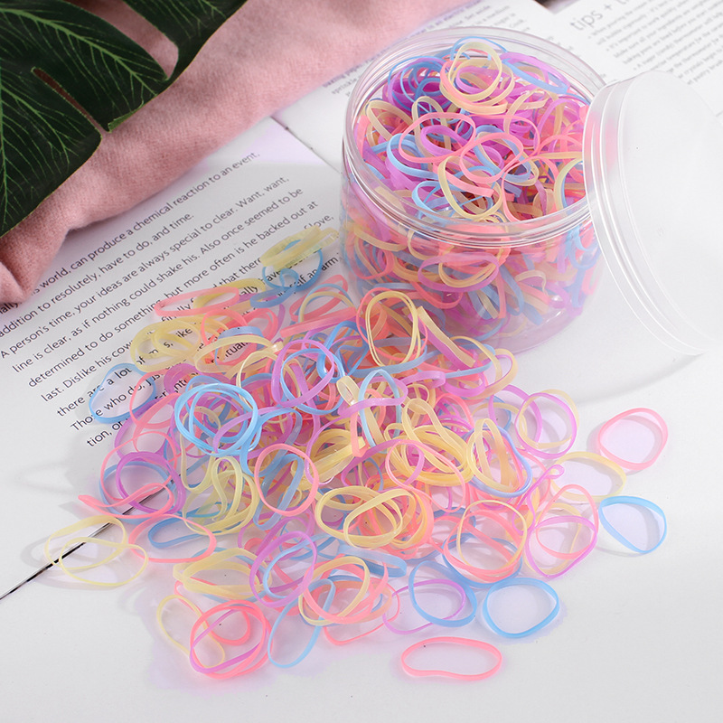 Disposable small rubber band does not hurt the hair of girls and babies. Black high-elastic hair tie with strong pull and non-stop hair tie.