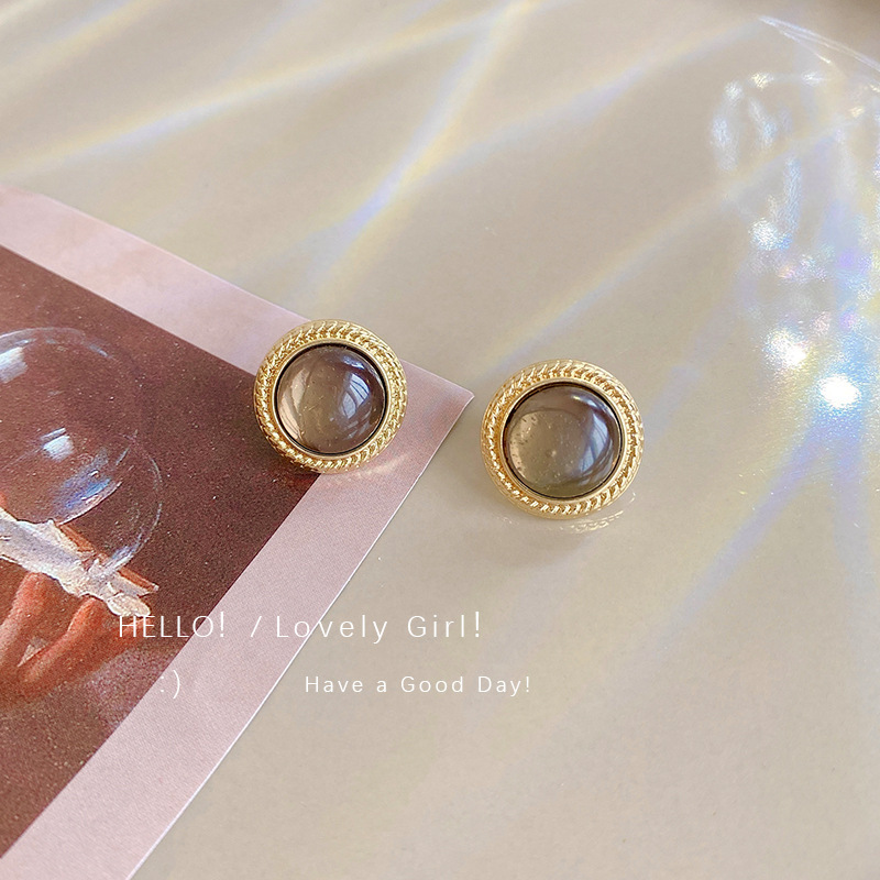 European and American French retro geometric round earrings, feminine, simple, palace style, versatile earrings, studs and earrings