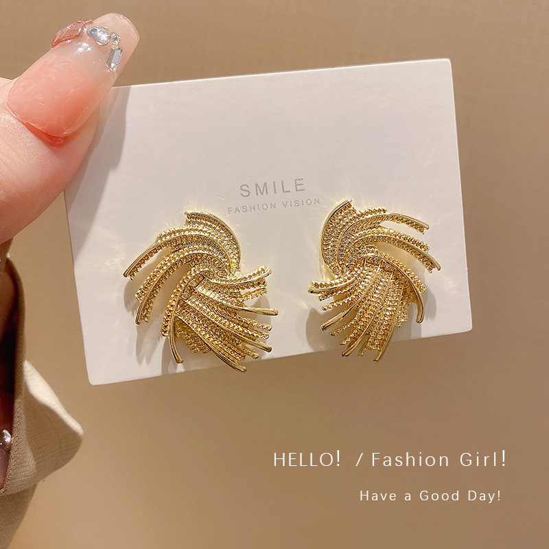 European and American retro fashion spiral personalized trendy earrings, feminine, versatile, exquisite and high-end earrings