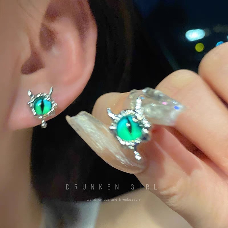 High-end devil's eye earrings, small devil earrings, small, simple and exquisite, dark style, sweet and cool personality earrings
