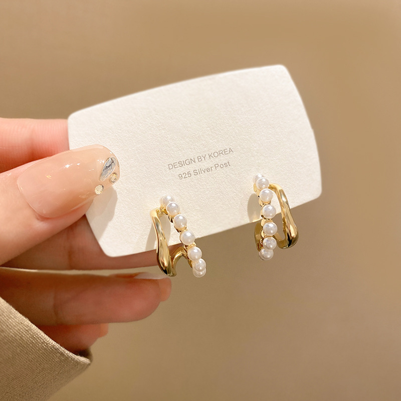 Earrings for women ins Korean simple fashion circle pearl niche design high-end commuting versatile silver needle earrings