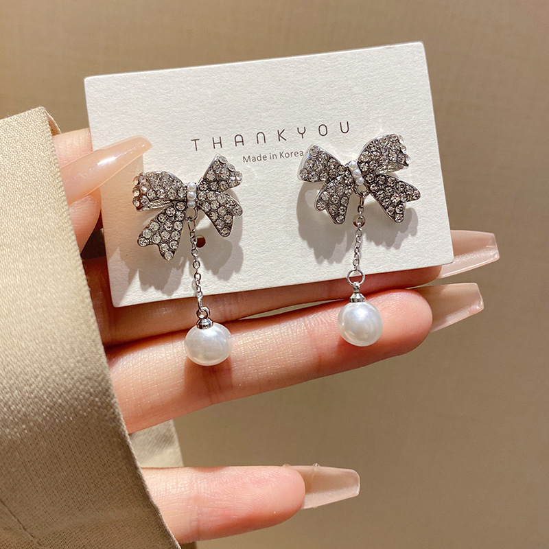 Bow pearl earrings for women, light luxury style, simple niche design, high-end earrings, new trendy earrings for the year
