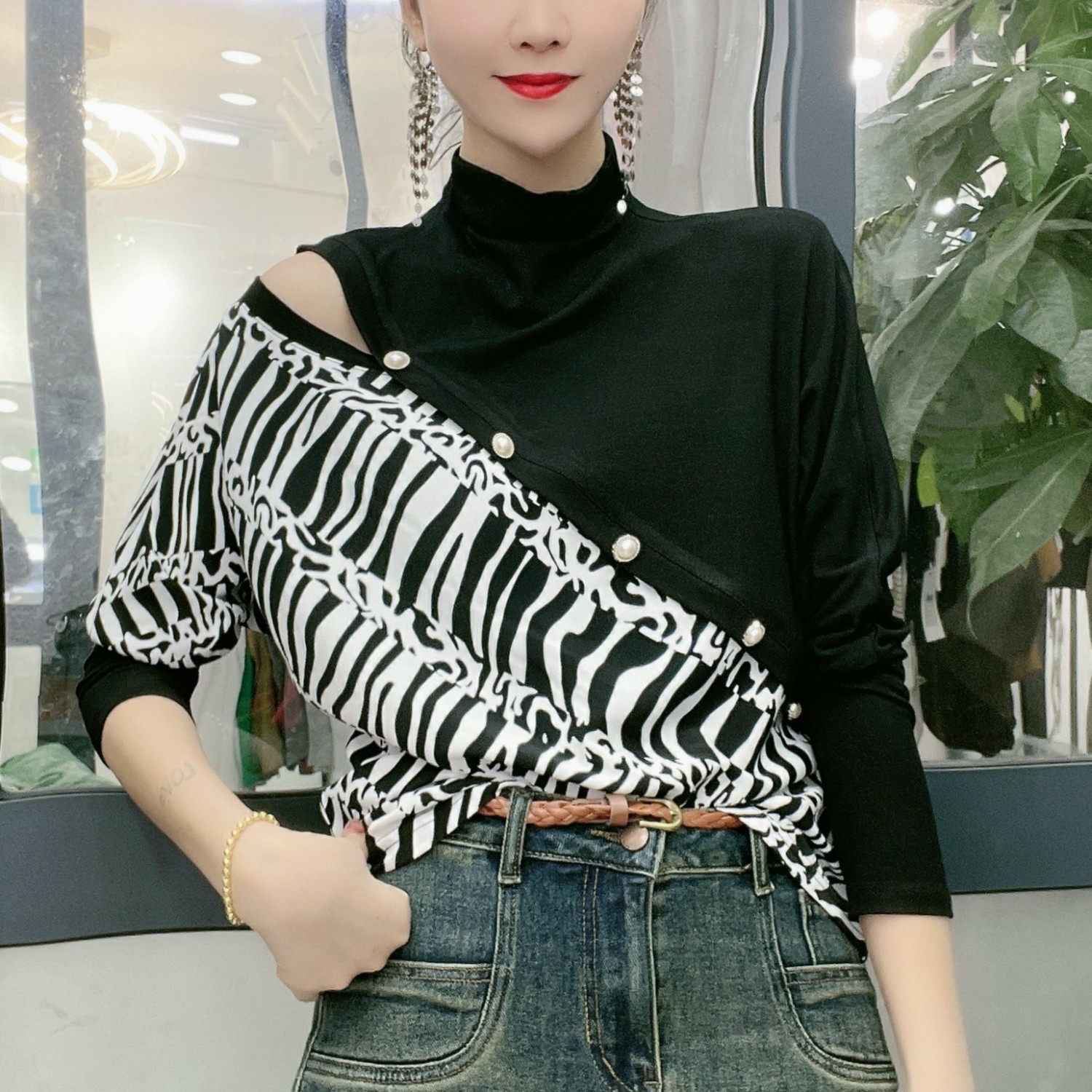Early autumn Korean style lazy style off-shoulder button design black and white contrasting stitching half turtleneck long-sleeved top for women trendy