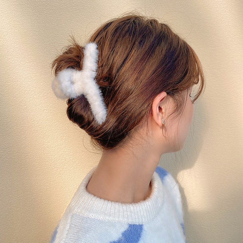 Super fairy hairy hair clip Korean hair clip elegant temperament plush shark clip on the back of the head Mori style female