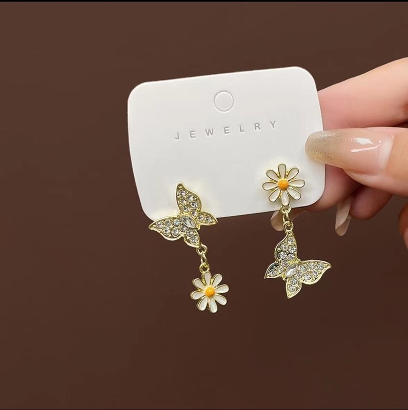 Korean summer asymmetrical Zou Ju earrings for women niche design high-priced versatile fashion earrings butterfly ear jewelry