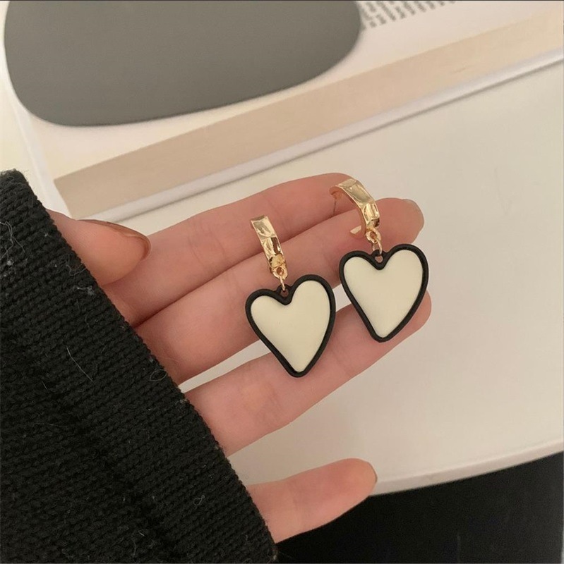 Dongdaemun, South Korea, exaggerated black and white contrasting color heart-shaped earrings, retro temperament earrings, personalized trendy earrings for women