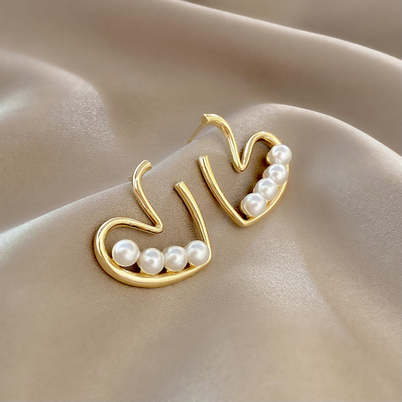 French retro notched love pearl earrings for women, light luxury, high-end earrings, temperament, fashionable design earrings
